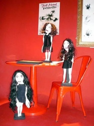 Les alter-ego version poupée des trois musiciennes