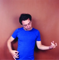 Il jouait sans piano, debout.